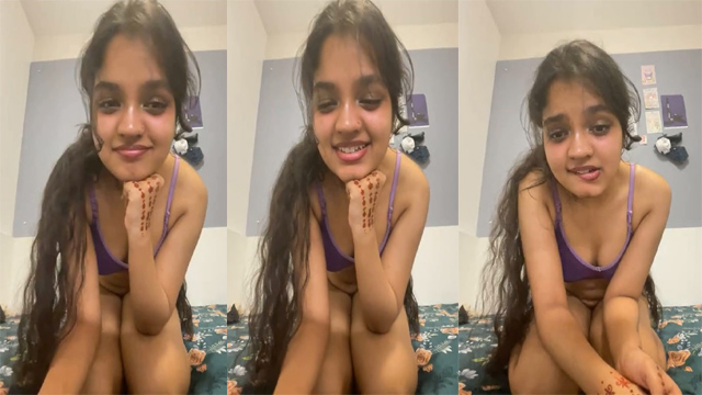Cute College Babe Showing Nude On Live Video